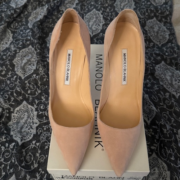 Manolo Blahnik Blush Suede Heels - Picture 3 of 7